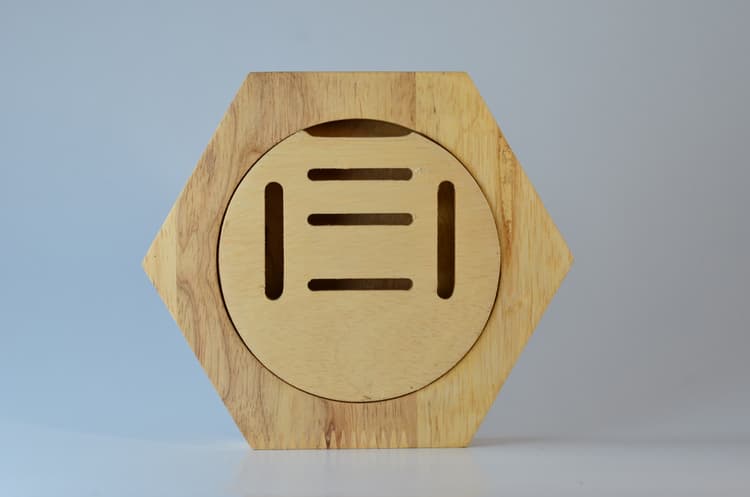 The Holder — natural wood grain
